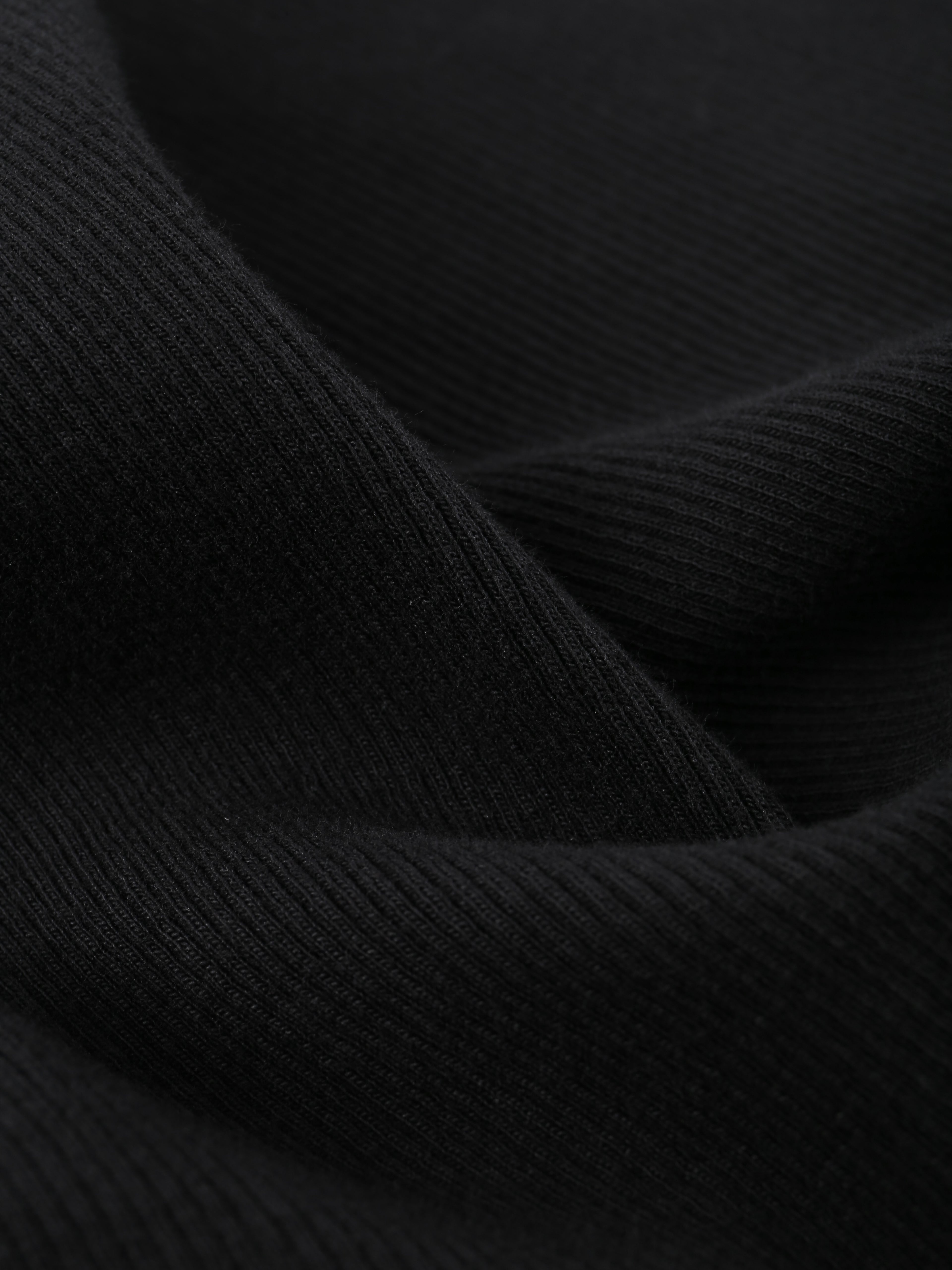 r. Slim-Fit Ribbed Tank Top
