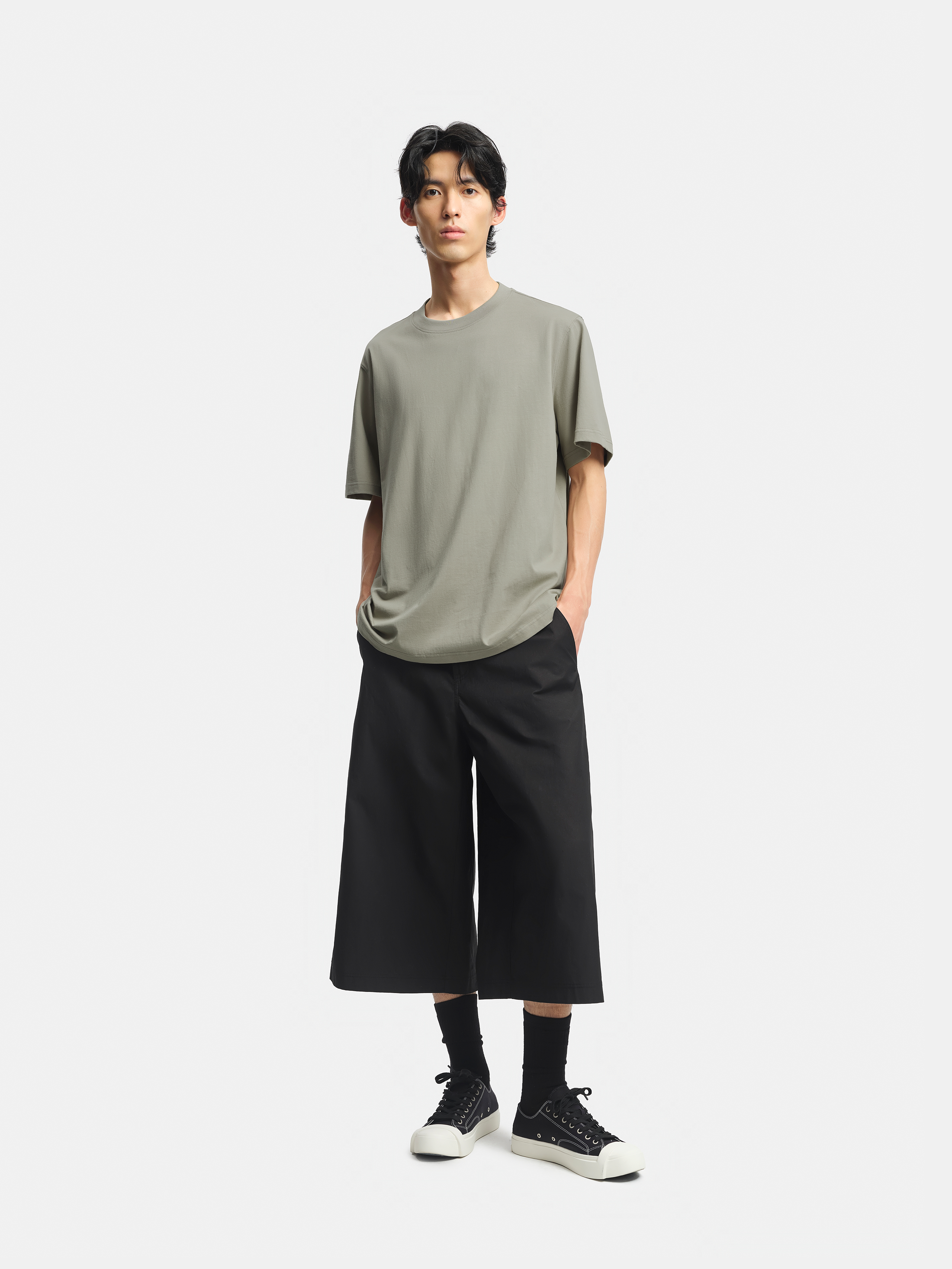 n. クロップドパンツ