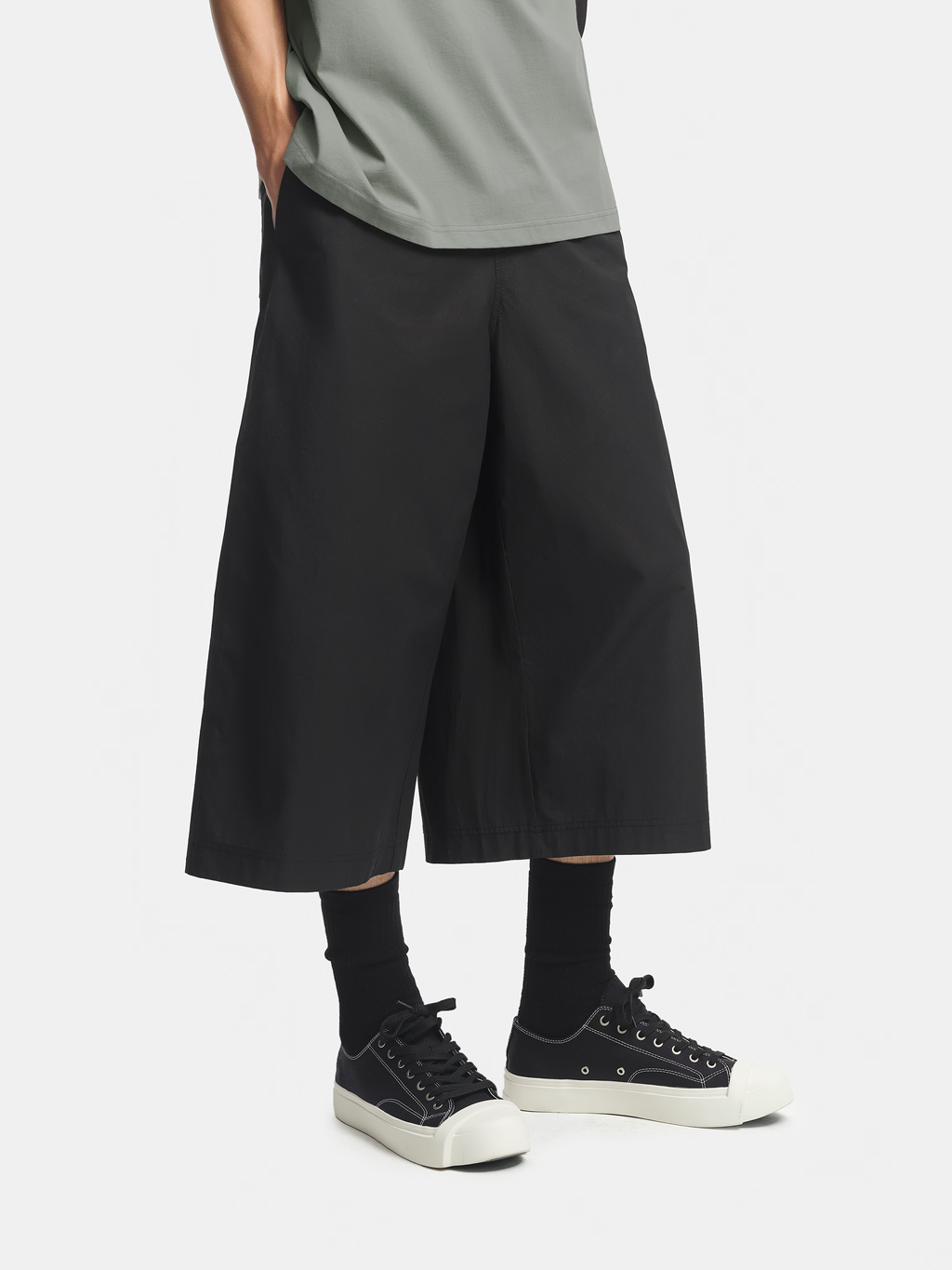 n. クロップドパンツ