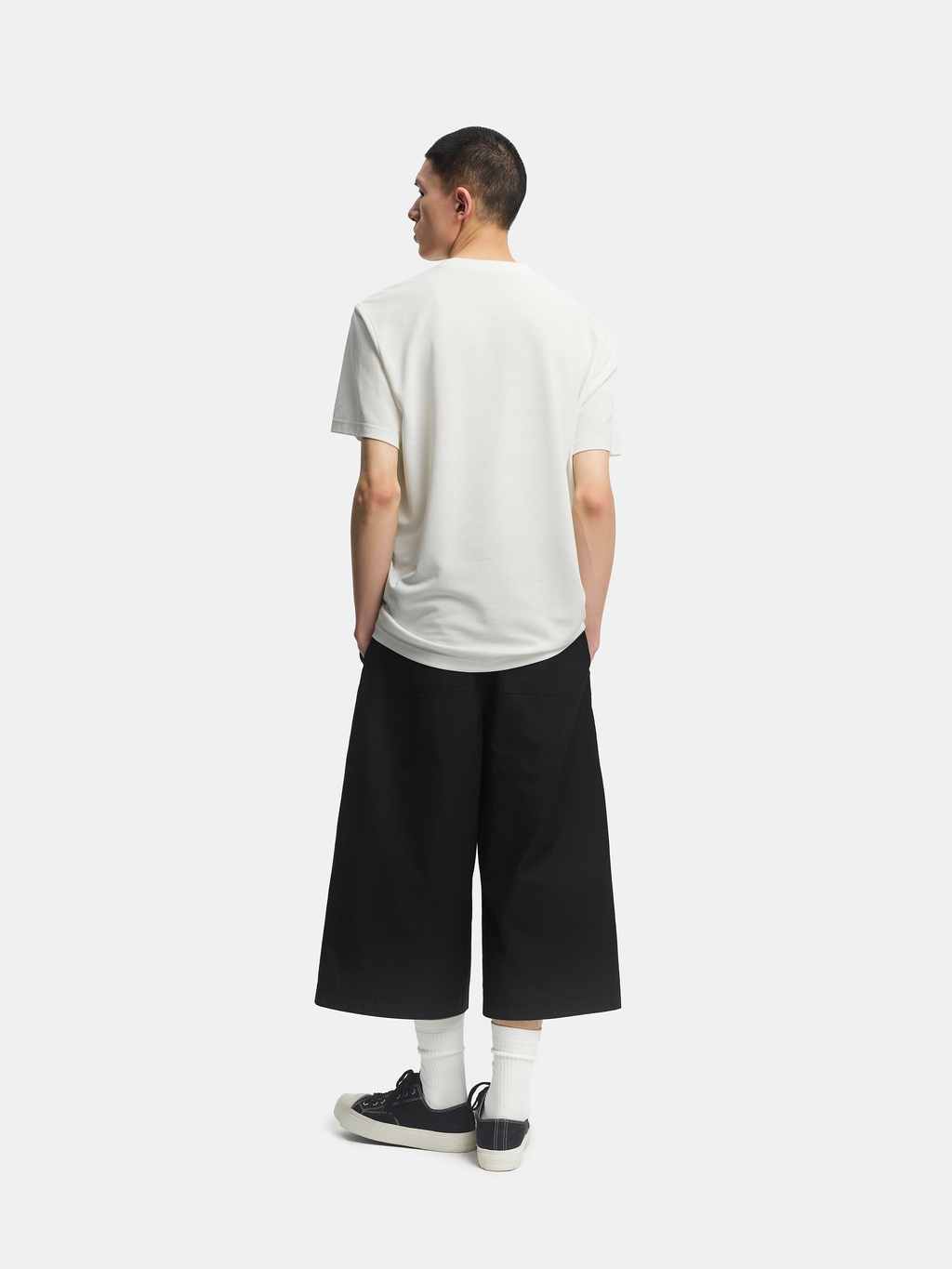 n. クロップドパンツ