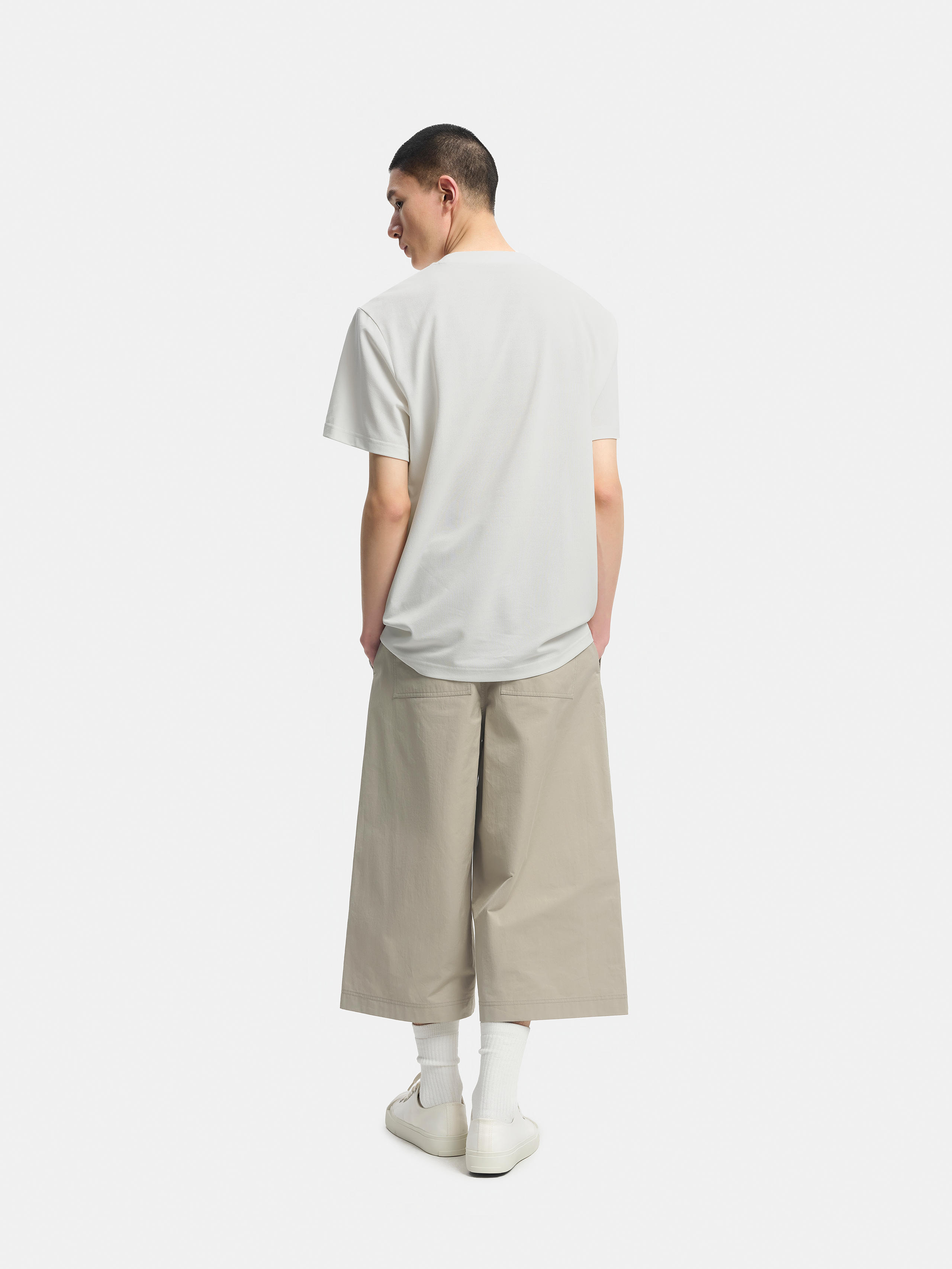 n. クロップドパンツ
